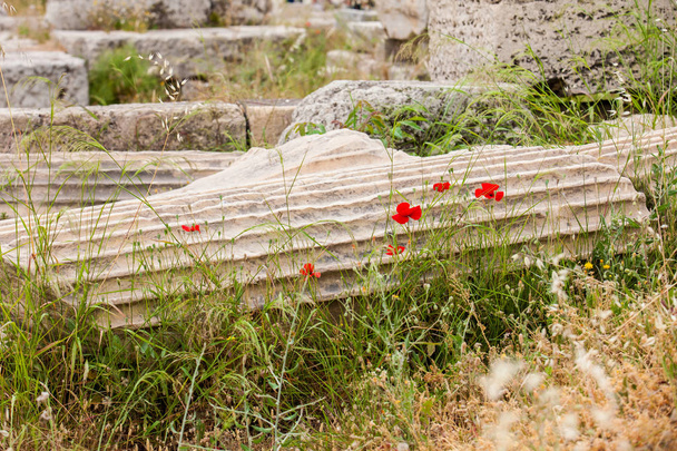 Oude ruïnes aan de zuidkant van de Acropolis Hill in Athene stad - Foto, afbeelding