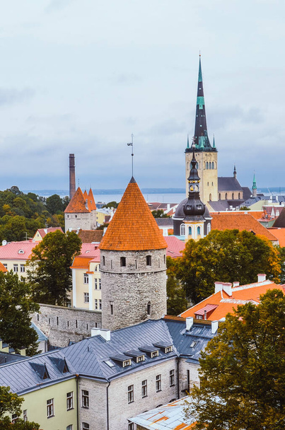 Hermoso paisaje urbano de Tallin, la capital de Estonia, con la iglesia dominante de San Olaf. Iglesia Bautista. Una de las principales atracciones turísticas de Estonia. Centro de la ciudad con las murallas históricas de Tallin
 - Foto, Imagen