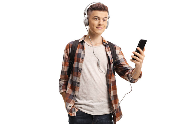 Studente maschio in possesso di un telefono cellulare e l'ascolto di musica su di lui
 - Foto, immagini