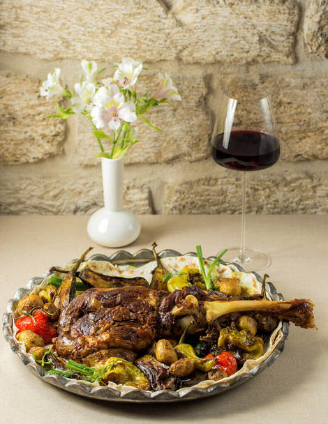 roasted lamb shoulder served with roasted tomato, aubergine and bell peppers - Fotoğraf, Görsel