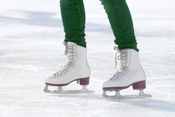 pies patinaje niña patinaje sobre hielo rin
 - Foto, Imagen