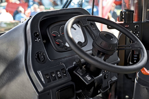 Steering wheel and the controls in the cabin of the new tractor - Φωτογραφία, εικόνα