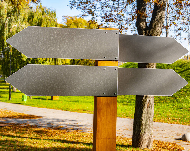 Flèches indiquant la direction dans un parc public
. - Photo, image