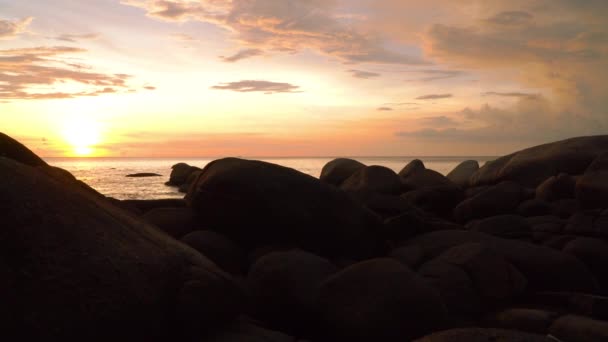 západ slunce nad velkými skalami v Lam Sai. Lam Sai je mezi pláží Kata a pláží Karon v blízkosti ostrova Pu - Záběry, video