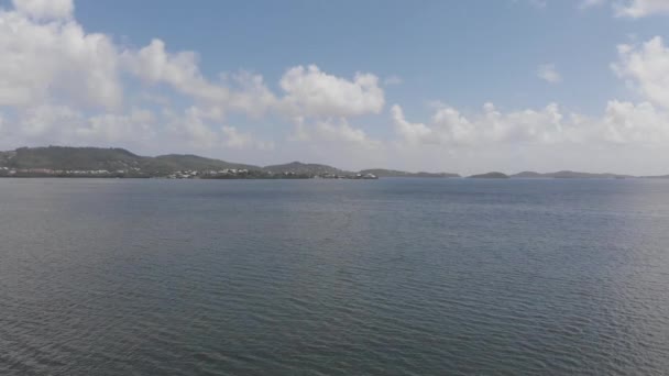 Drone cinématique aérien de martinica, beau ciel bleu, mer calme, l'extrémité nord de l'île capte la plupart des précipitations et est fortement boisée, avec des espèces telles que le bambou, l'acajou
. - Séquence, vidéo