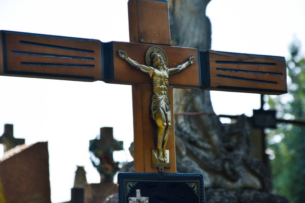 Cruz y lápida en un antiguo cementerio
.   - Foto, imagen