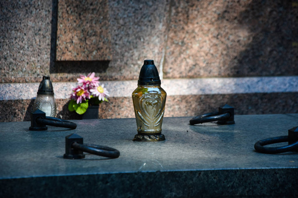 Candele votive, candele commemorative accese sulla tomba
  - Foto, immagini
