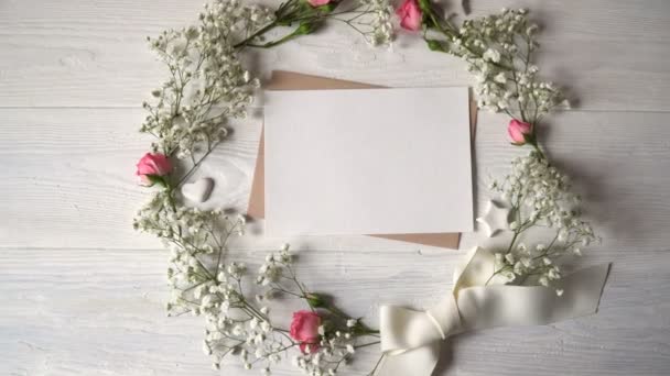 ein Brief mit einem Blumenkranz - Filmmaterial, Video