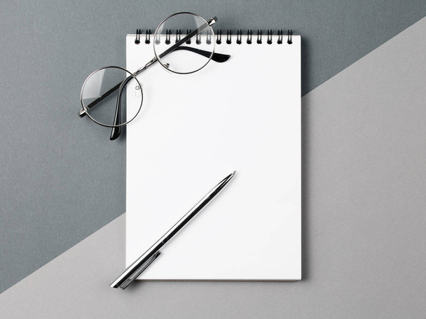 Notebook op twee-tone grijze achtergrond bovenaanzicht. - Foto, afbeelding
