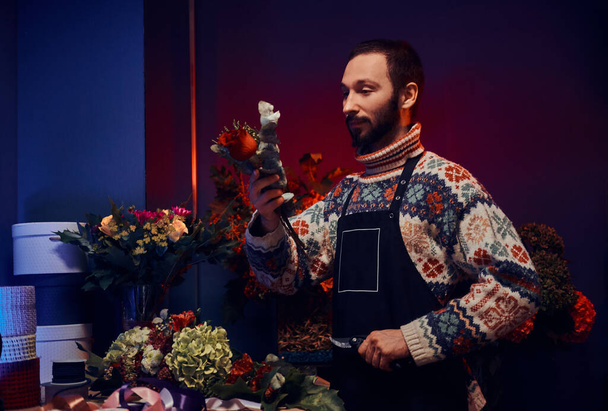 talentierte Floristin arbeitet an Blumenstrauß - Foto, Bild
