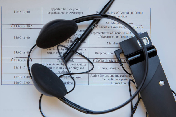 Kopfhörer, die für Simultandolmetschgeräte verwendet werden. Kopfhörer für Simultanübersetzung während der Verhandlungen in Fremdsprachen. - Foto, Bild