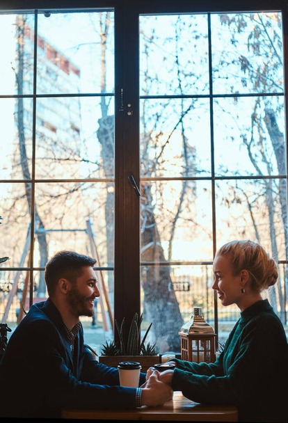 romantisches Paar sitzt bei ihrem Date im Café - Foto, Bild