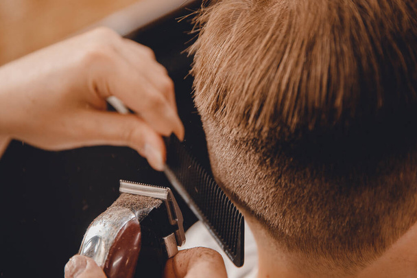 Peluquero maestro peluquero hace tijeras de peinado y peine. Concepto Barbería
 - Foto, imagen