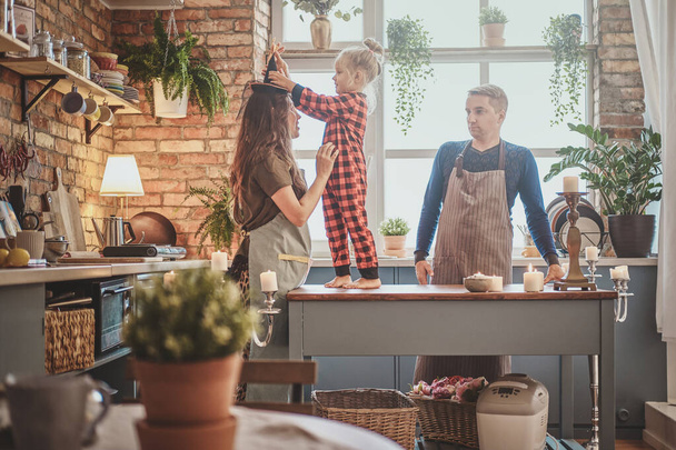 Ein Morgen mit der kleinen Familie in der Küche - Foto, Bild