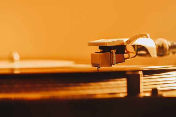 Close up of turntable needle on a vinyl record. Turntable playin - Foto, Bild