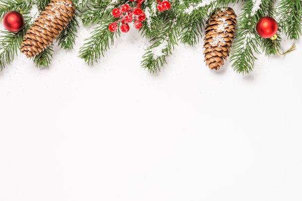 Natale piatto laici sfondo con decorazioni su bianco
. - Foto, immagini