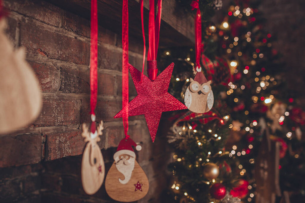 Уютный рождественский интерьер с камином
 - Фото, изображение