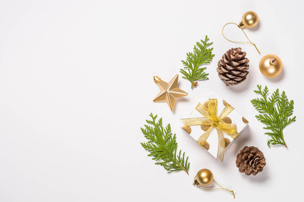 Noël fond plat laïc avec des décorations dorées sur blanc
. - Photo, image