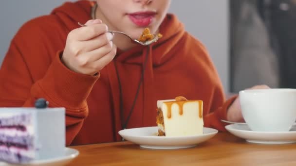 Girl is breaking off a piece and eating - Filmagem, Vídeo