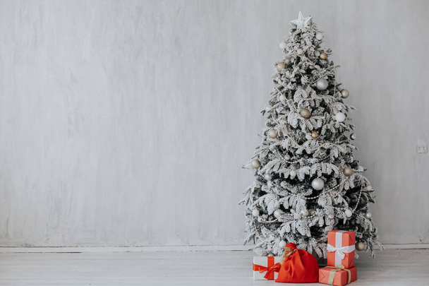 Weihnachtsdekor Weihnachtsbaum mit Geschenken z - Foto, Bild