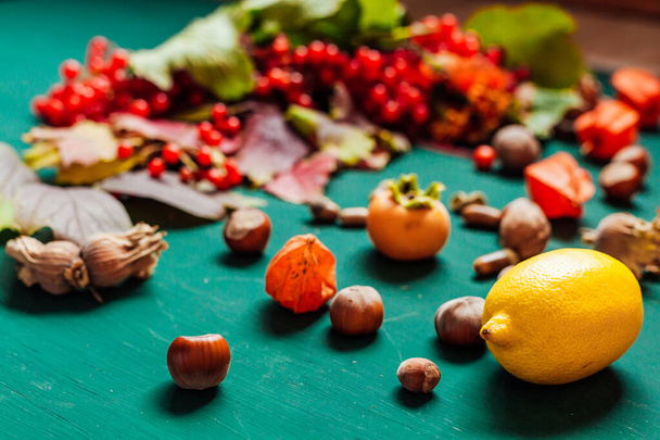 Фон осенний красный желтый листья орехов фруктов
 - Фото, изображение
