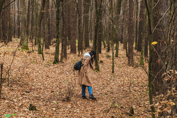 mujer en traje de otoño caminando por el bosque
 - Foto, Imagen