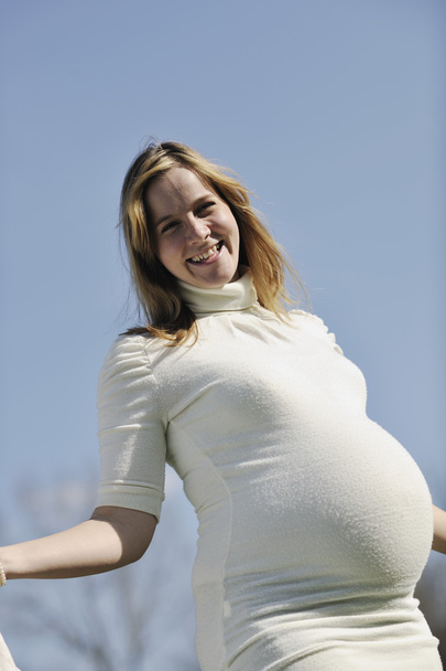 Happy young pregnant woman outdoor - Fotoğraf, Görsel