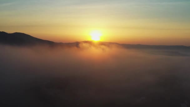 Superbe paysage - lever de soleil sur la mer et les montagnes au milieu des nuages
 - Séquence, vidéo