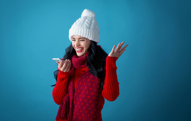 Jeune femme avec le thème de Noël en utilisant son téléphone - Photo, image