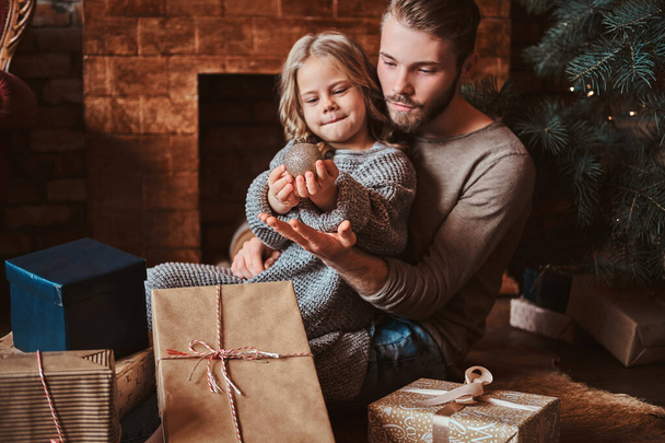 Koncepcja sezonu Bożego Narodzenia - ojciec i córka - Zdjęcie, obraz