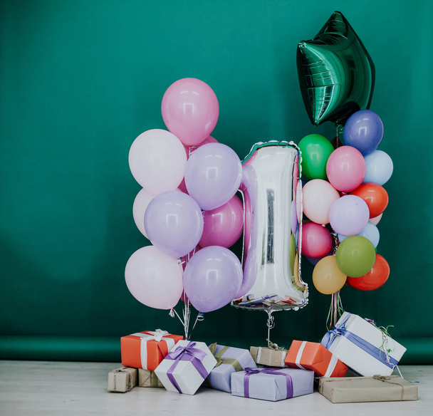 ballons de différentes couleurs avec des cadeaux pour les vacances
 - Photo, image