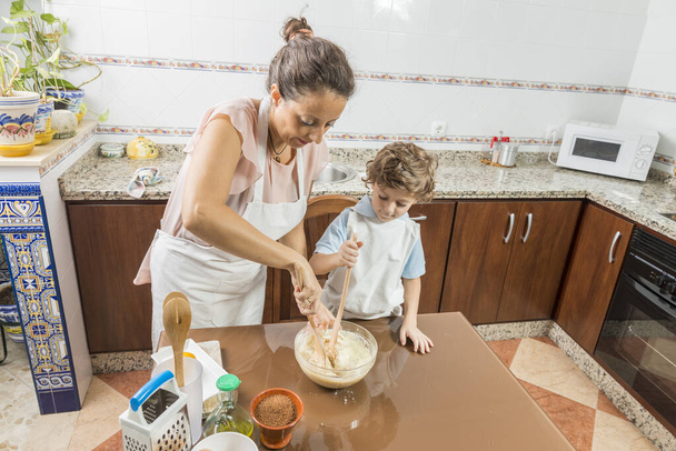Una mujer y un niño cocinando juntos
. - Foto, Imagen