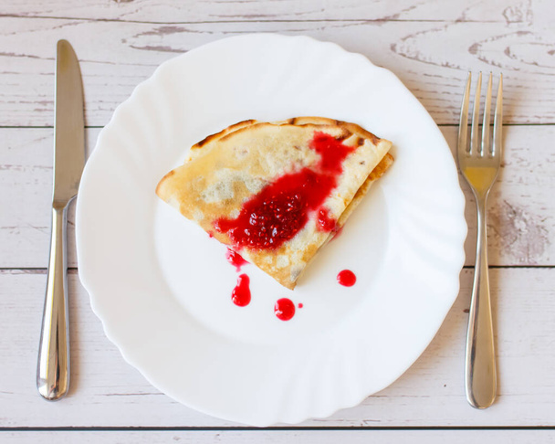Dessert with raspberry jam, roll appetizing pancakes - Fotografie, Obrázek