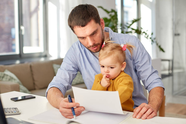 working father with baby daughter at home office - Fotoğraf, Görsel