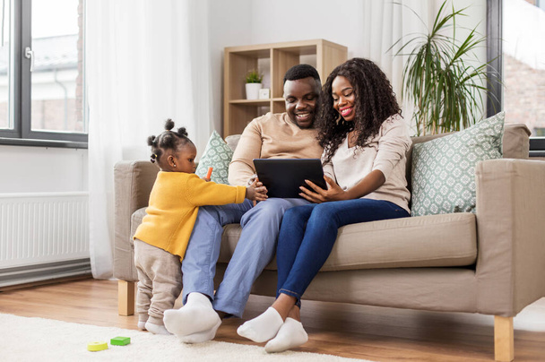 african american family with tablet pc at home - Photo, Image
