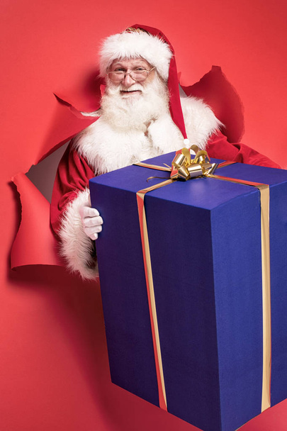 Άγιος Βασίλης με το μεγάλο κουτί δώρου. - Φωτογραφία, εικόνα