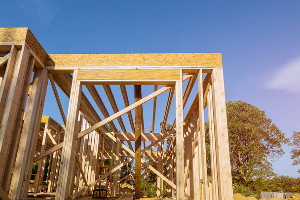 Výstavba budov, dřevěné rámování nového domova pod výstavbou stavebních střešních konstrukcí - Fotografie, Obrázek