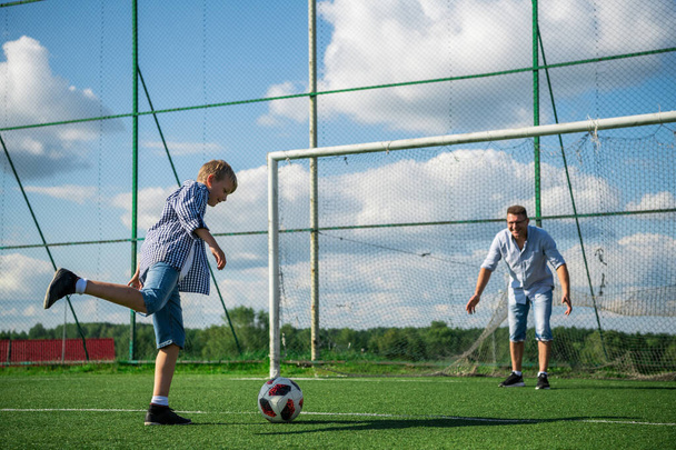 Fútbol Campo de fútbol Padre Hijo Actividad Concepto de verano
 - Foto, Imagen