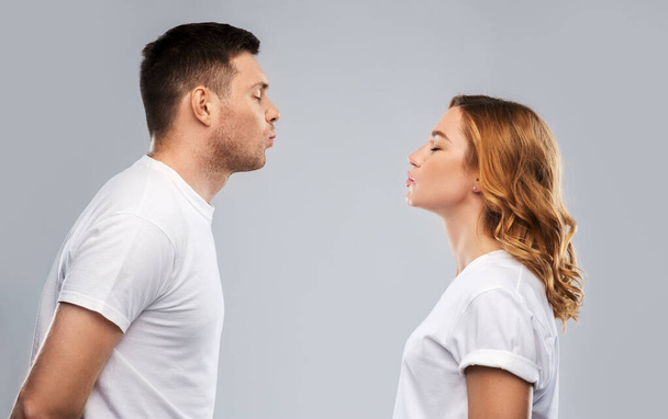 couple en t-shirts blancs prêt pour baiser
 - Photo, image