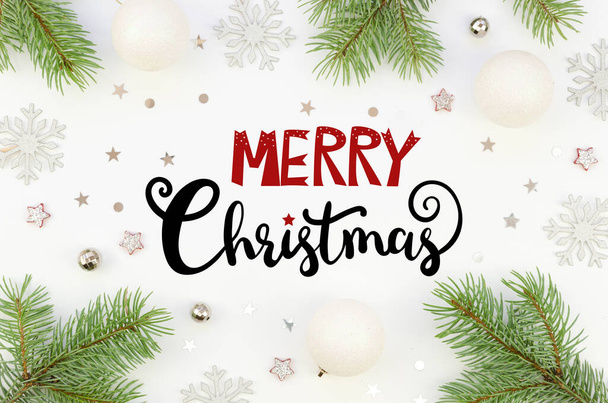 Top view Boldog karácsonyt betű gépelt Christams keret díszített fenyő ágak és Xmas üveg golyók fehér háttér. Ünnepi képeslap koncepció - Fotó, kép