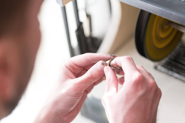 Close-Up Of Jewelry Hands Maker Using Polishing Machine - Foto, immagini