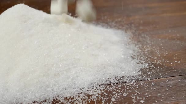 Raffinierter Zucker fällt auf Holzgrund - Filmmaterial, Video