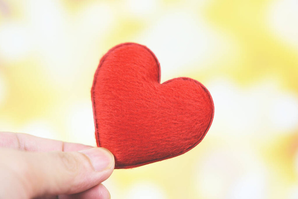 coração na mão para conceito de filantropia - homem segurando coração vermelho i
 - Foto, Imagem