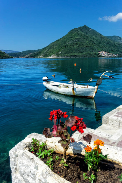 Boot en bergzicht in Perast, Montenegro - Foto, afbeelding