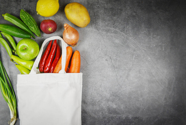 エココットン生地の袋に入っている新鮮な野菜や果物  - 写真・画像