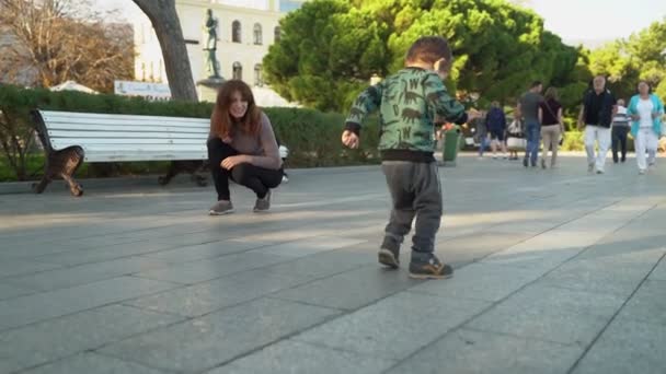 A young mother and her son are walking in the city - Záběry, video