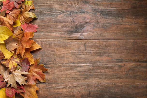 Flat lay composition with autumn leaves on wooden background. Space for text - Foto, Imagem