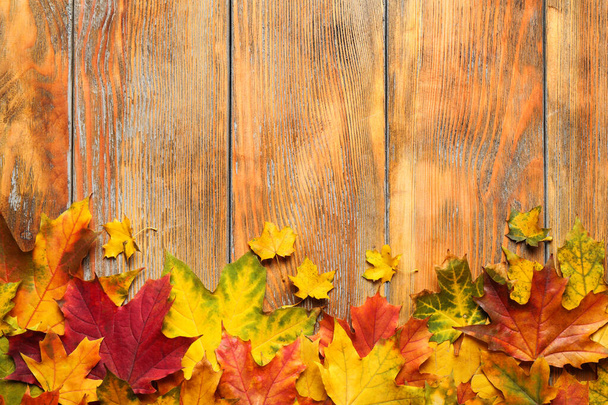 Composição de leigos plana com folhas de outono em fundo de madeira. Espaço para texto
 - Foto, Imagem
