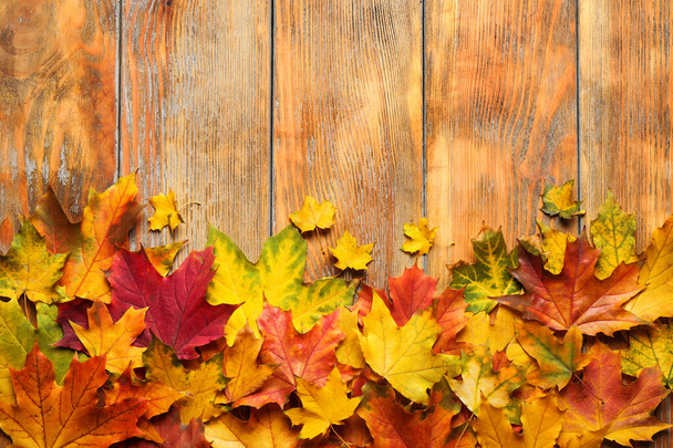 Plochá kompozice s podzimními listy na dřevěném pozadí. Mezera pro text - Fotografie, Obrázek