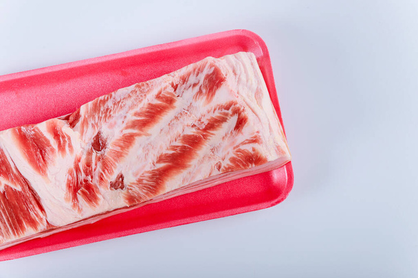 Χοιρινό κρέας χωρίς κόκορα σε λευκό φόντο - Φωτογραφία, εικόνα